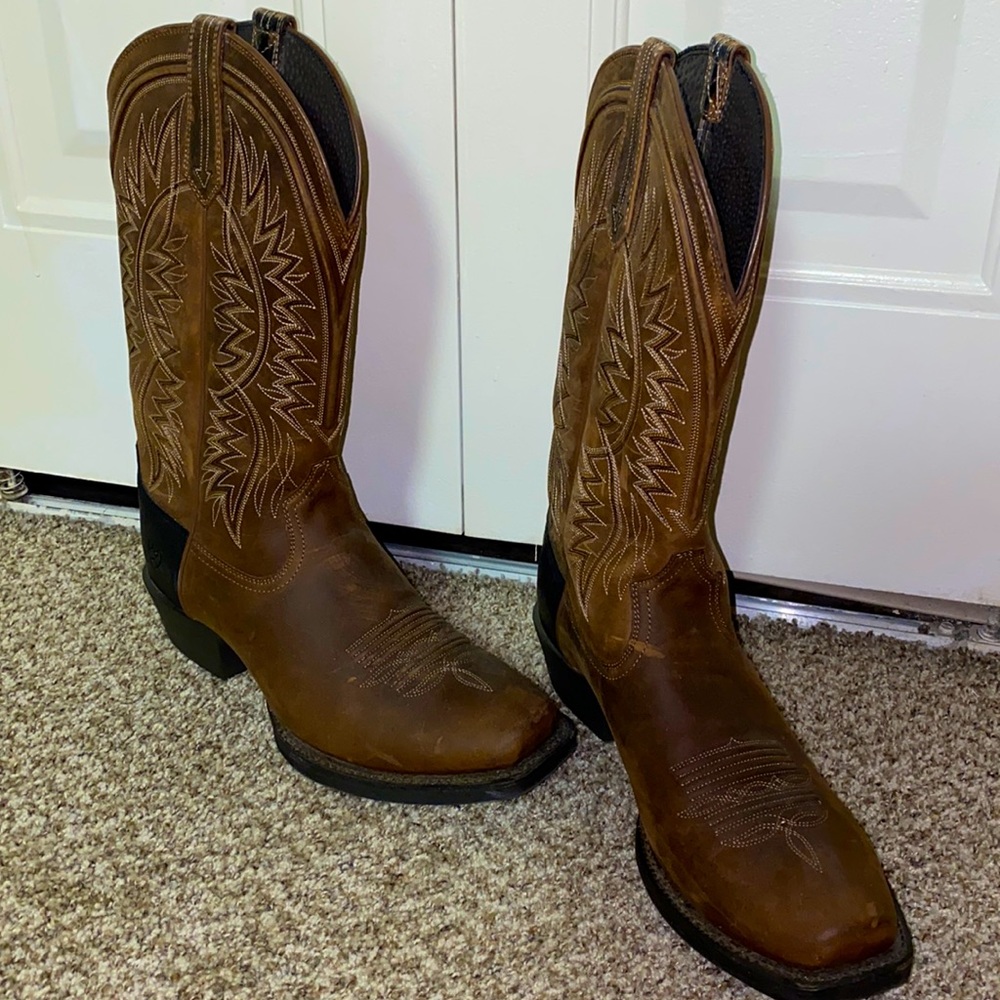 ARIAT Boots: gentle brown leather with black leather detailing, size: 8.5 D.